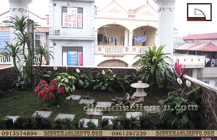 Tiểu cảnh sân vườn non bộ với phù điêu và tượng điêu khắc